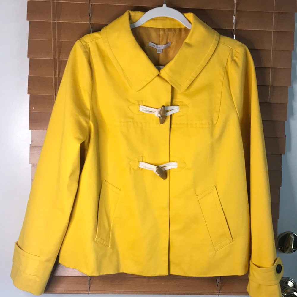 Gap yellow toggled pleat in back size medium jacket